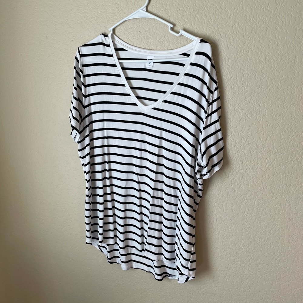 Striped v-neck t m-shirt